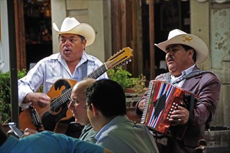 Mexico, Bajio, Guanajuato, Mariachi musicians playing at cafe in Jardin de la Union. Photo : Nick