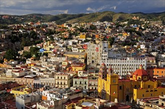 Mexico, Bajio, Guanajuato, Cityscape from panoramic viewpoint. Photo : Nick Bonetti