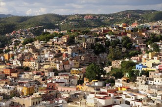 Mexico, Bajio, Guanajuato, City view of housing spread across hillside to distance. Photo : Nick