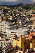 Mexico, Bajio, Guanajuato, Elevated view of Basilica and university building with barrios on