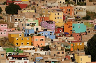 Mexico, Bajio, Guanajuato, View over brightly coloured houses spread out over hillside. Photo :