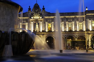 Mexico, Jalisco, Guadalajara, Fountain in foreground of exterior facade of Presidencia Municipal
