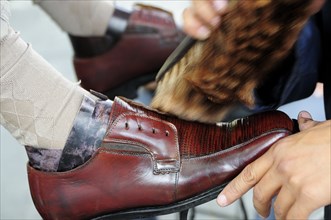 Mexico, Jalisco, Guadalajara, Plaza de la Liberacion Cropped view of shoe shine at work.. Photo :