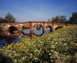 England, Worcestershire, Bridges, Old sandstone road bridge across the River Avon near village of