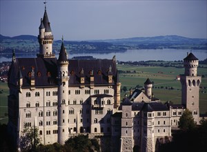 Germany, Bayern, Schwangau, Neuschwanstein castle built 1869-86 for King Ludwig II with Forggensee