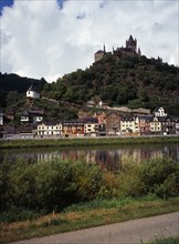 Germany, Rheinland-Pfalz, Cochem, Town overlooked by castle of the banks of the River Mosel. Photo