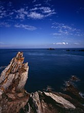 France, Bretagne, Cote d'Emeraude, Pointe du Grouin. Coastal cliffs and islets.. Photo : Bryan