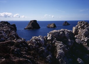 France, Bretagne, Crozon Peninsula, Pointe de Penhir. Seacliffs and offshore rocks.
Les Tas de