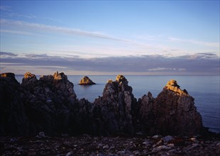 France, Bretagne, Crozon Peninsula, Pointe de Penhir. Seacliffs and offshore rocks.
Les Tas de