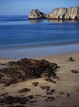 France, Bretagne, Crozon Peninsula, Pointe de Penhir from above Veryach Beach with rocky foreshore
