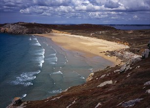 France, Bretagne, Crozon Peninsula, South west facing beach and Pointe du Toulinguet with rocky