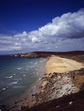 France, Bretagne, Crozon Peninsula, South west facing beach and Pointe du Toulinguet with rocky