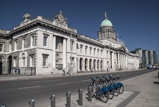 Ireland, Dublin, The Custom House with some Dublin bikes for hire. Photo : Hugh Rooney