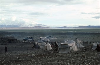 China, Tibet, Kalash, View over pilgrim tents camped in the semi desert. Photo : JONATHAN HOPE