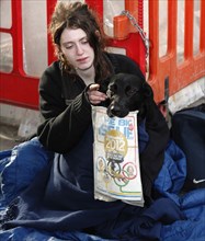 England, London, Big Issue magazine seller with her dog. Photo : Sean Aidan