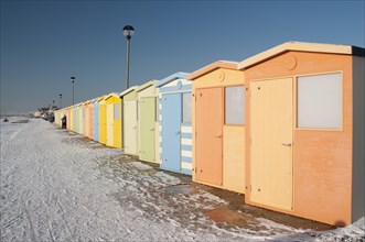 England, East Sussex, Seaford, Beach Huts in the snow. Photo : Bob Battersby