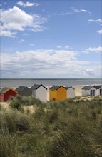 England, Suffolk, Southwold, Beach Huts on the edge of the dunes. Photo : Bob Battersby