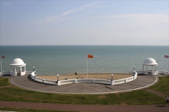 England, East Sussex, Bexhill-on-Sea, King George V Colonnade from the De La Warr Pavilion. Photo :