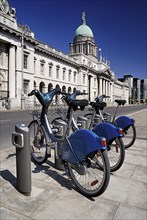 Ireland, County Dublin, Dublin City, Custom House with some Dublinbikes for hire. Photo : Hugh