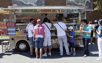 Italy, Lazio, Rome, Tourists at a fast food van near the Colosseum. Photo : Bennett Dean