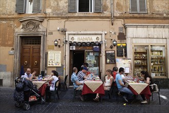 Italy, Lazio, Rome, Diners eating al fresco at a restaurant in a back street. Photo : Bennett Dean