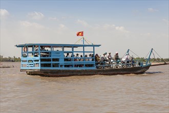 Vietnam, Mekong Delta, Cai Be, Passengers commuting on a small ferry boat. Photo : Mel Longhurst
