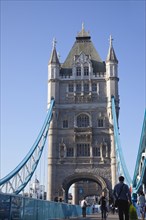 England, London, Tower Bridge with early morning commuters crossing. Photo : Stephen Rafferty