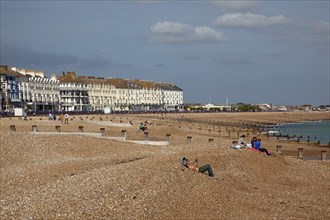 England, East Sussex, Eastbourne, View across shingle beach to the east. Photo : Stephen Rafferty