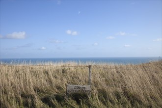 England, East Sussex, Beachy Head, Sign warning of cliff erosion. Photo : Stephen Rafferty
