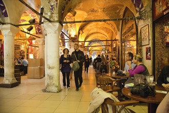 Turkey, Istanbul, Fatih, Sultanahmet, Kapalicarsi, Tourists sat at coffee shop in the Grand Bazaar.