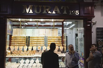 Turkey, Istanbul, Fatih, Sultanahmet, Kapalicarsi, Gold jewellery shop display in the Grand Bazaar.