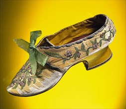 woman's shoe; straw work embroidered with silk and silver thread; silk ribbon; satin-covered heel; British; 1740s.