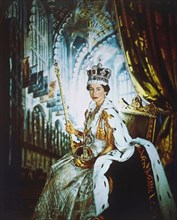 La reine Elisabeth II en robe du sacre