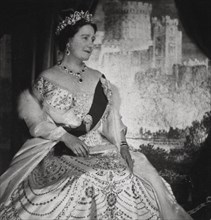 Beaton, La reine Elizabeth d'Angleterre (Reine Mère)