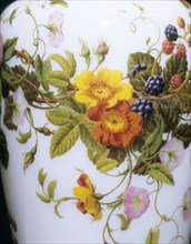 Robert, Vase opaline blanche à motif floral
