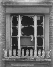 Fenêtre cassée d'un immeuble à l'abandon dans une rue de Londres, vers 1940