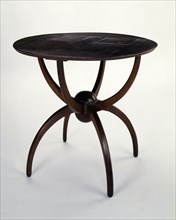 Voysey, Table circulaire