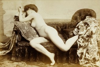 Femme nue étendue sur un canapé