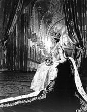 La reine Elisabeth II en robe de sacre