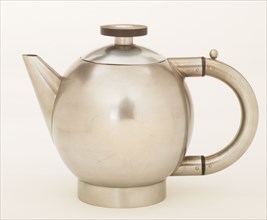 Teapot, by Nawn Slutsky. Germany, 20th century