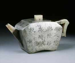 Teapot with calligraphy, by Yunsheng. China, early 19th century