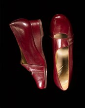 Woman's shoes. Britain, mid-20th century
