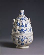Medici porcelaine bottle. Florence, Italy, late 16th century