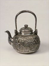 Teapot, by KoNike. Yokohama, Japan, early 20th century