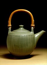 Teapot, by David Leach. Bovey Tracey, England, late 20th century