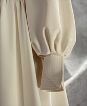 Wedding dress, detail, by Jean Muir. UK, late 20th century. EDITORIAL USE ONLY. 
Londres, Victoria