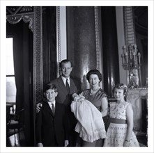 La reine Elisabeth II posant aux côtés de son mari et de ses enfants