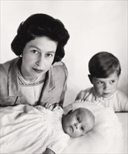 La reine Elisabeth II et deux de ses fils