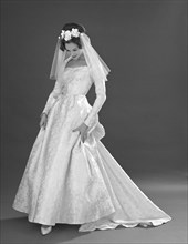Wedding dress, photo John French. London, UK, 1960s. 
Londres, Victoria & Albert Museum
Londres,