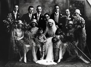 Family portrait at a wedding. Probably Europe, 20th century. 
Londres, Victoria & Albert